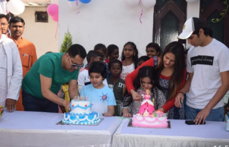 धनबाद: असहाय गरीब बच्चों के साथ रणविजय सिंह ने अपने बेटा-बेटी जन्मदिन मनाया