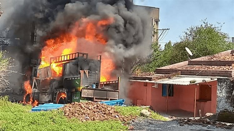 रांची: हटिया रेलवे क्रॉसिंग के समीप बोरिंग करने वाली गाड़ी में लगी आग, एक-एक कर सात धमाके
