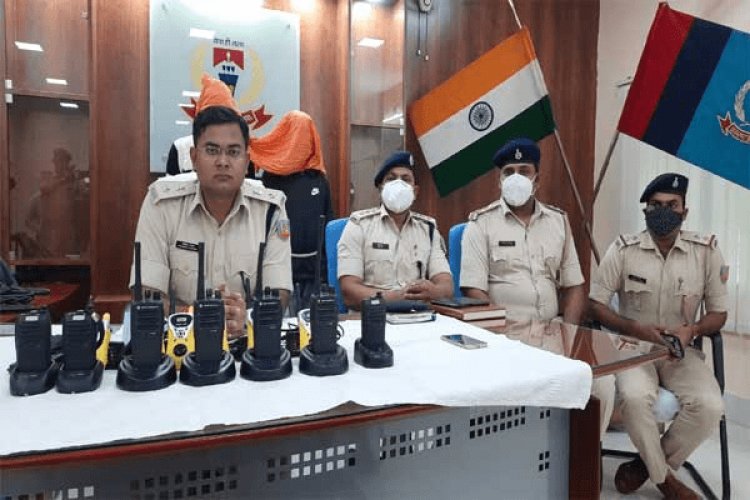 चतरा: टीएसपीसी के दो मेंबर को पुलिस ने किया अरेस्ट,13 वॉकी टॉकी व अन्य सामान बरामद