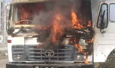 धनबाद: चलती हाइवा में लगी आग ड्राइवर व खलासी ने कूद बचाया जान