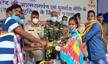 झारखंड: बैलून सरदार सहित तीन नक्सली एरिया कमांडर ने पुलिस के समक्ष किया सरेंडर