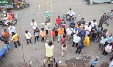 धनबाद : झरिया में नाली सफाई के दौरान पाइप 11 हजार हाई टेंशन बिजली तार में सटी, एक ही फैमिली के पांच लोग झुलसे