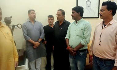 धनबाद: समाचार पत्र विक्रेता समिति के  पदाधिकारियों ने की रणविजय सिंह से मुलाकात, स्थापना दिवस के लिए दिया निमंत्रण