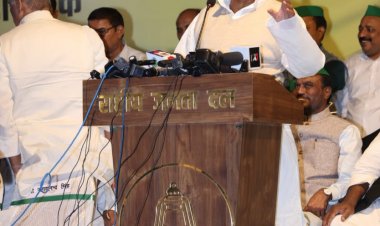 बिहार: RJD ऑफिस में लालू यादव ने साढ़े छह टन की लालटेन को रोशन किया, बोले- नीतीश के प्रपंच को तोड़ेंगे