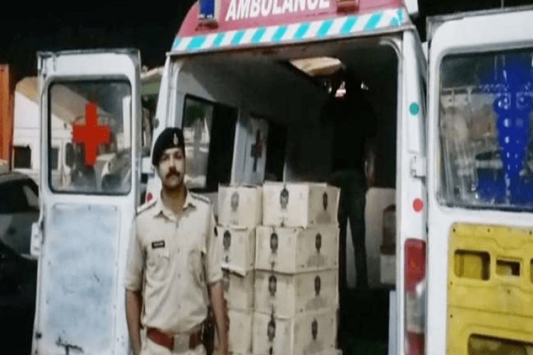 गोपालगंज:  पुलिस को देख एंबुलेंस छोड़कर भागा ड्राइवर, तलाशी में मिली शराब की तीन हजार बोतलें