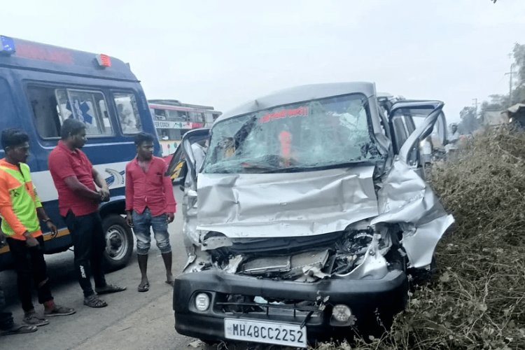 मुंबई-अहमदाबाद हाईवे पर वैन और कंटेनर ट्रक में भिड़ंत, चार की मौत