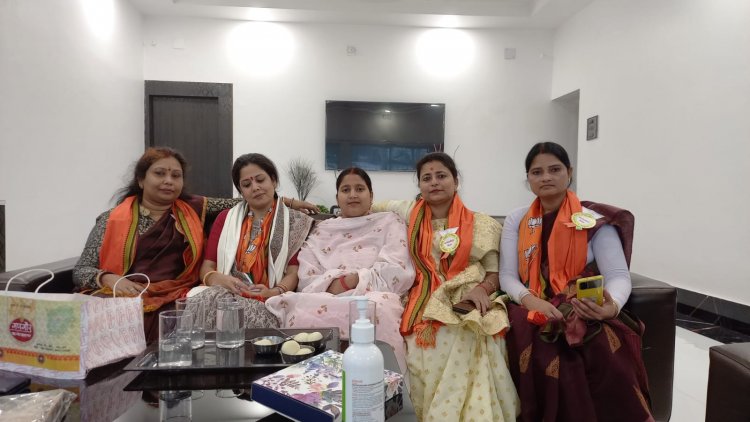 धनबाद: रागिनी सिंह से मिली झारखंड बीजेपी महिला मर्चा की महामंत्री सीमा सिंह
