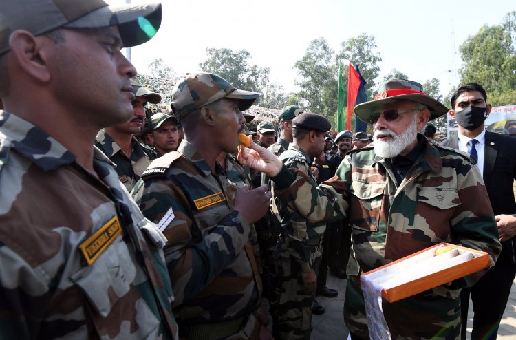 जम्मू-कश्मीर: PM मोदी ने LOC पर फौजियों के साथ मनाई दिवाली,कहा- सेना ही मेरा परिवार, नौशेरा के शेरों के साहस को नमन