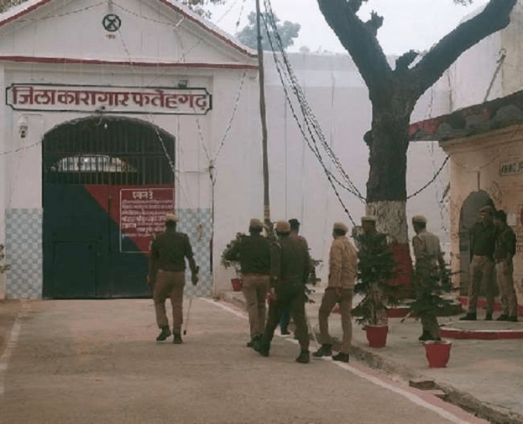 उत्तर प्रदेश: फतेहगढ़ जेल में कैदियों का बवाल, हॉस्पीटल फूंका, पुलिस फायरिंग, बंदी व पुलिसकर्मी जख्मी