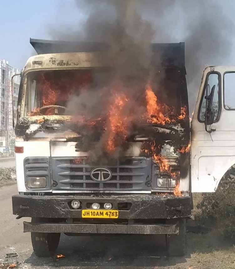 धनबाद: चलती हाइवा में लगी आग ड्राइवर व खलासी ने कूद बचाया जान