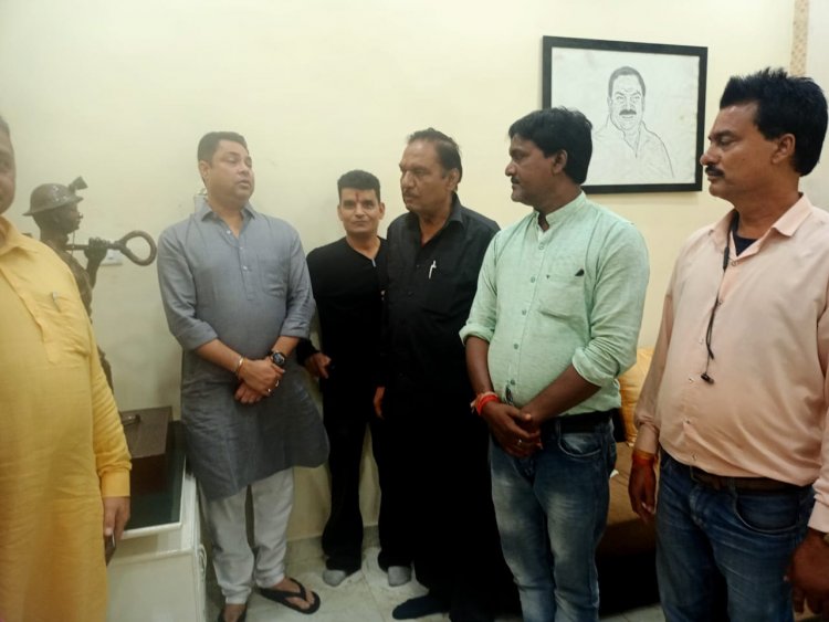 धनबाद: समाचार पत्र विक्रेता समिति के पदाधिकारियों ने की रणविजय सिंह से मुलाकात, स्थापना दिवस के लिए दिया निमंत्रण