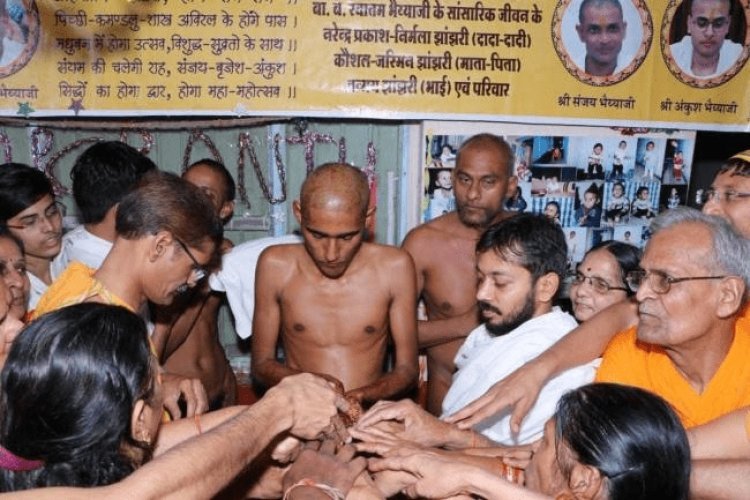 40 लाख की नौकरी छोड़ आइआइटीयन अविरल व हीरा कारोबारी समेत पांच बने जैन मुनि