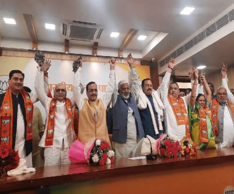 उत्तर प्रदेश:समाजवादी पार्टी के चार MLC बीजेपी में शामिल, विधानसभा चुनाव से पहले अखिलेश को बड़ा झटका
