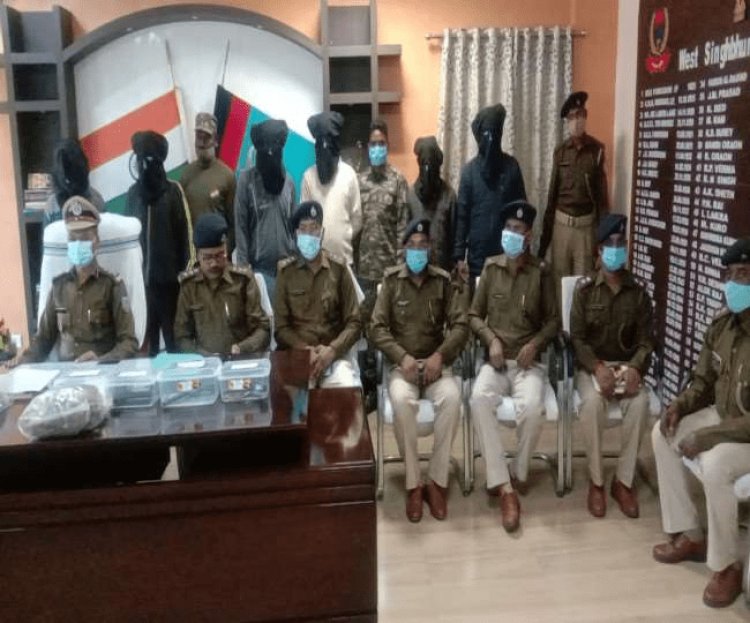 चाईबासा: पीएलएफआई के नाम पर रंगदारी मांगने वाले छह क्रिमिनल अरेस्ट, आर्म्स व कारतूस बरामद