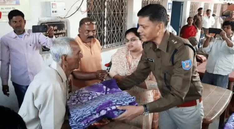 धनबाद: लालमणि वृद्धा आश्रम में SSP व  रुरल एसपी ने बुजुर्गों को भोजन करा, दिया कम्बल 