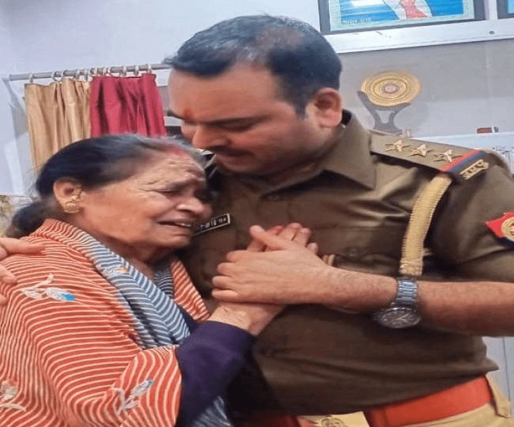 उत्तर प्रदेश: माता जी मैं भी हूं आपका बेटा..., बेटा-बहू से प्रताड़ित मां के आंसू पोंछते कानपुर के SI का Video Viral