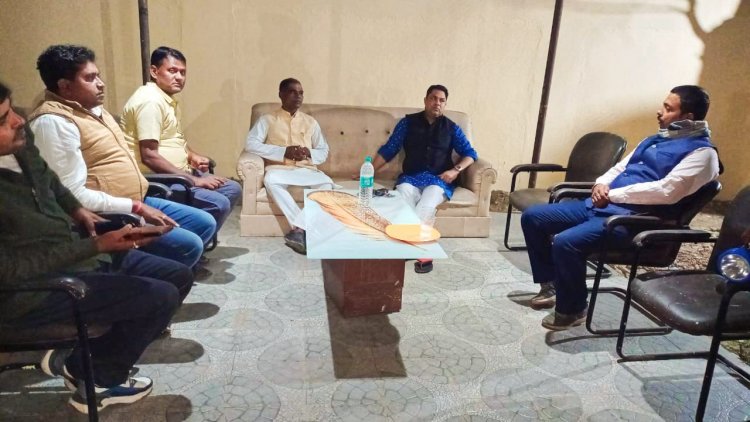 बिहार: छपरा में गरखा के कांग्रेस एमएलए सुरेंद्र राम से मिले रणविजय सिंह, पैतृक गांव में मुखिया के साथ बैठक