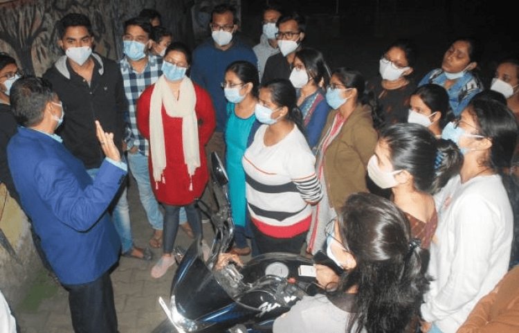 गैंग्स ऑफ वासेपुर:SNMMCH में महिला डॉक्टर का हाथ पकड़ जबरदस्ती ओटी में ले गये, हंगामा, डीसी आवास पहुंचे डॉक्टर