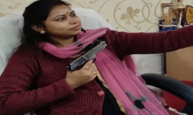पश्चिम बंगाल: गवर्नमेंट में पिस्टल दिखाती नजर आईं महिला तृणमूल लीडर, बीजेपी बोली- यही है टीएमसी की संस्कृति