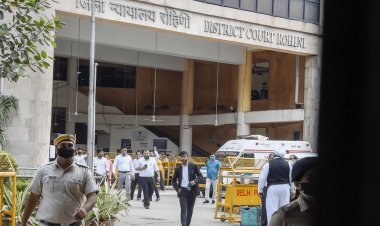 नई दिल्ली: रोहिणी कोर्ट में विस्फोट, एक घायल, कील  बाइक की बैटरी और वायर बरामद