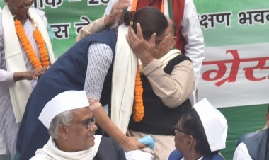 धनबाद : पूर्णिमा नीरज सिंह को अनोख अंदाज में चाचा मन्नान मल्लिक ने दिया आशीर्वाद , मां की तरह उमड़ा दुलार 