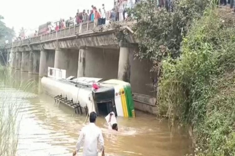 आंध्र प्रदेश में पुल से नहर में गिरी बस, नौ की मौत, 22 घायल