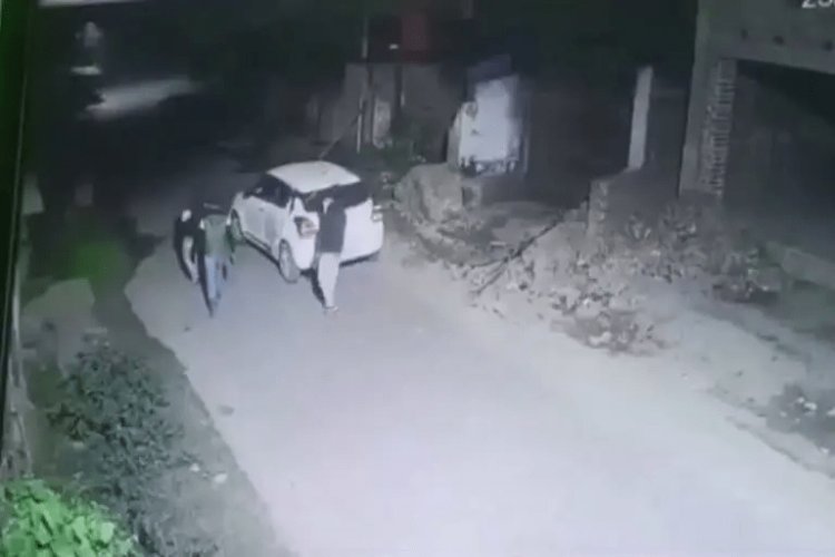 धनबाद: कतरास में कार से पहुंचे चोर ले उड़े लाखों का माल, CCTV में हुए कैद घटना