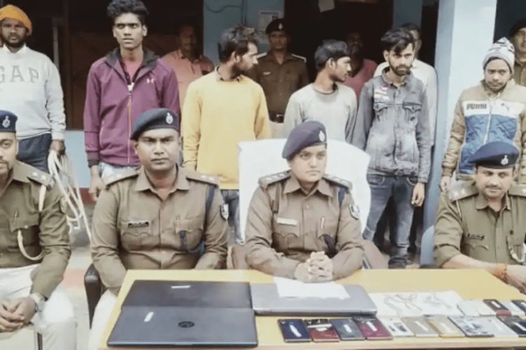 वैशाली: 18 मोबाइल, तीन लैपटॉप जब्त, गैंग के पांच लोगों को पुलिस ने दबोचा