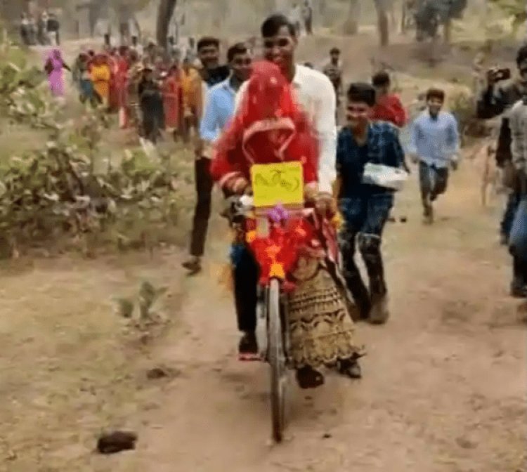 मध्य प्रदेश: निवाड़ी में डीएसपी की सादगीभरी शादी, साइकिल पर लाये दुल्हन, वीडियो वायरल