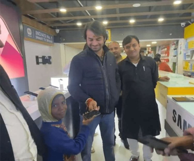 बिहार: तेज प्रताप यादव ने फुटपाथ पर पेन बेच रही बच्ची को गिफ्ट किया आईफोन, कहा-मोबाइल से पढ़ाई करना