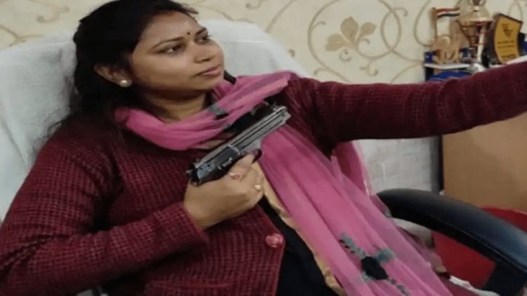 पश्चिम बंगाल: गवर्नमेंट में पिस्टल दिखाती नजर आईं महिला तृणमूल लीडर, बीजेपी बोली- यही है टीएमसी की संस्कृति