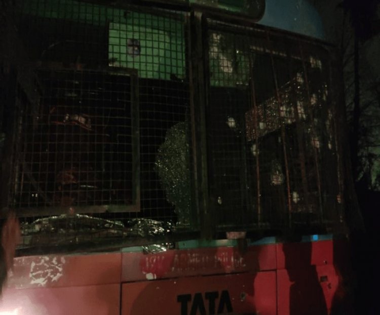 जम्मू कश्मीर: श्रीनगर में पुलिस बस पर आतंकी हमला, दो जवान शहीद,14 घायल