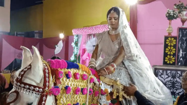 बिहार: घोड़े पर सवार होकर दूल्हे को लाने निकली एयर होस्टेस दुल्हन,आगे बाराती, पीछे बैंड बाजा...