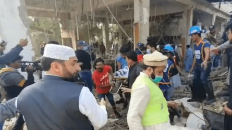 पाकिस्तान: कराची के प्राइवेट बैंक में विस्फोट, 12 की मौत, नाले में बनी गैस ने उड़ाई बिल्डिंग!