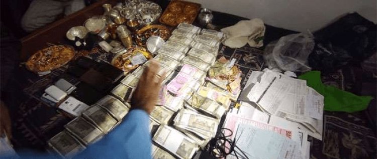 बिहार: ग्रामीण कार्य विभाग के इंजीनियर घर  विजीलेंस रेड, 95 लाख कैश, एक किलो 295 ग्राम सोने के ज्वेलरी व 12 किलो चांदी बरामद