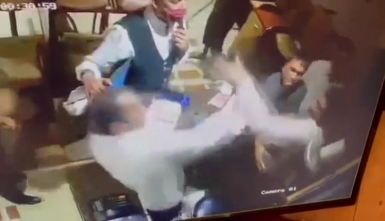 मुंबई: खाना नहीं दिया तो आपा खो बैठा एपीआई, बार में कैशियर को पीटा, वीडियो वायरल