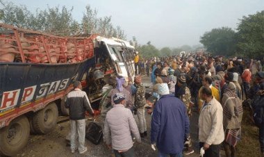 झारखंड: पाकुड़ में  गोविंदपुर-साहिबगंज रोड पर बस-ट्रक की टक्कर में 17 लोगों की मौत, 30 घायल