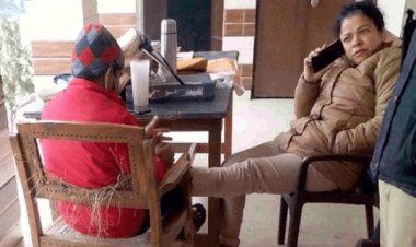 उत्तर प्रदेश: महिला सब इंस्पेक्टर पुलिस स्टेशन में ऑन ड्यूटी दबवा रही थी पैर, फोटो वायरल, अब देने लगी सफाई