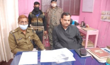 धनबाद: झरिया में नकली शराब फैक्ट्री के भंडाफोड़ के बाद पिस्टल व गोली बरामद