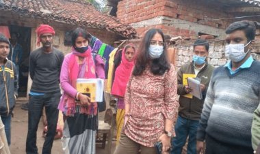 धनबाद: मनरेगा आयुक्त बी राजेश्वरी ने तोपचांची ब्लॉक के लेदाटांड़ पंचायत में की योजनाओं की जांच की