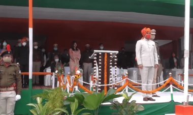 धनबाद: गणतंत्र दिवस पर डीसी ने किया झंडोतोलन, कहा-नई इबारत लिखेगा सिंदरी खाद कारखाना