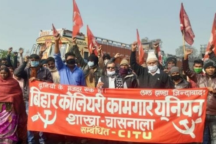 चासनाला: स्लरी उठाव की मांग कर मजदूरों ने कांटा घर किया जाम, प्रदर्शन