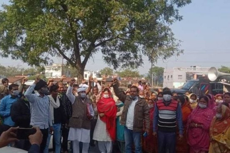 धनबाद: गोविंदपुर में ग्रामीणों ने शराब फैक्ट्री शिलान्यास किया विरोध, प्रदर्शन