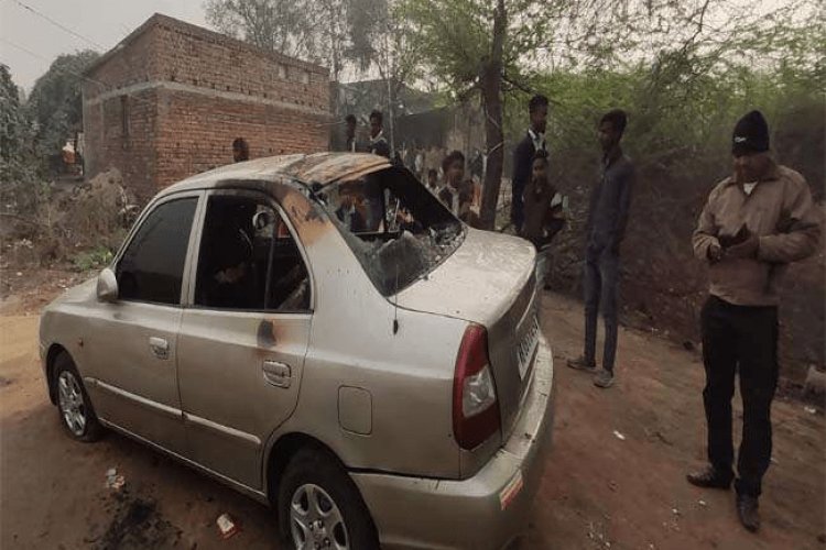 धनबाद: झरिया में युवक ने पड़ोसी की कार में लगाई आग, पुलिस ने पकड़ा