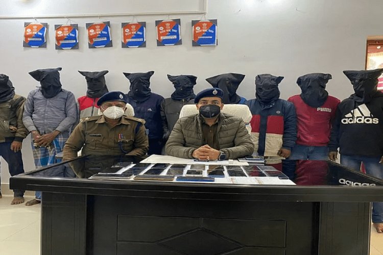 देवघर:पुलिस ने के करौं से तीन भाइयों समेत नौ साइबर क्रिमिनल्स को किया अरेस्ट