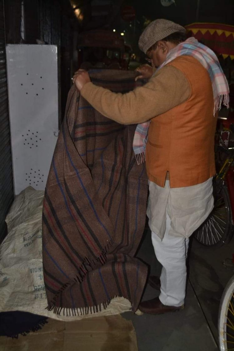 धनबाद: MLA राज सिन्हा ने दिखायी मानवीयता,  ठंढ़ रात में जरुरतमदों को पंहुचाया कंबल