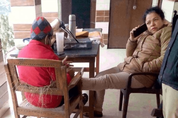 उत्तर प्रदेश: महिला सब इंस्पेक्टर पुलिस स्टेशन में ऑन ड्यूटी दबवा रही थी पैर, फोटो वायरल, अब देने लगी सफाई
