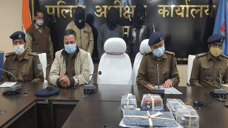 दुमका: गुमरो पहाड़ से पुलिस ने तीन साइबर क्रिमिनल्स को किया अरेस्ट, मास्टरमाइंड की तलाश