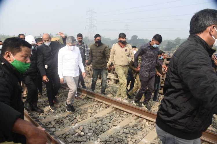 बीकानेर-गुवाहाटी एक्सप्रेस ट्रेन हादसा में मृतकों की संख्या बढ़कर हुई नौ, रेल मिनिस्टर ने घटनास्थल का किया दौरा