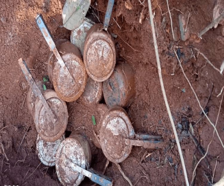 झारखंड: सरायकेला में पुलिस को उड़ाने की नक्सलियों की  साजिश नाकाम, कुचाइ काडेरंगो पहाड़ी से 15 कूकर बम बरामद